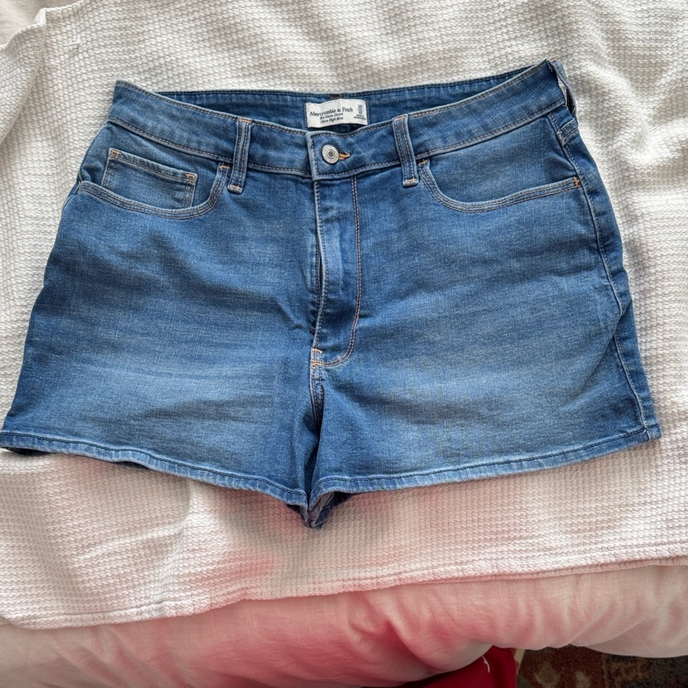 Abercrombie & Fitch | Ultra High Rise Mom Short | 30